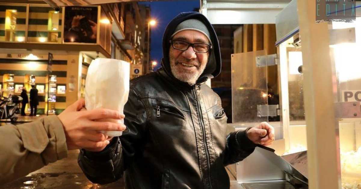 La storia di Nicola: con il suo treruote da trent'anni vende per Bari gelati e popcorn